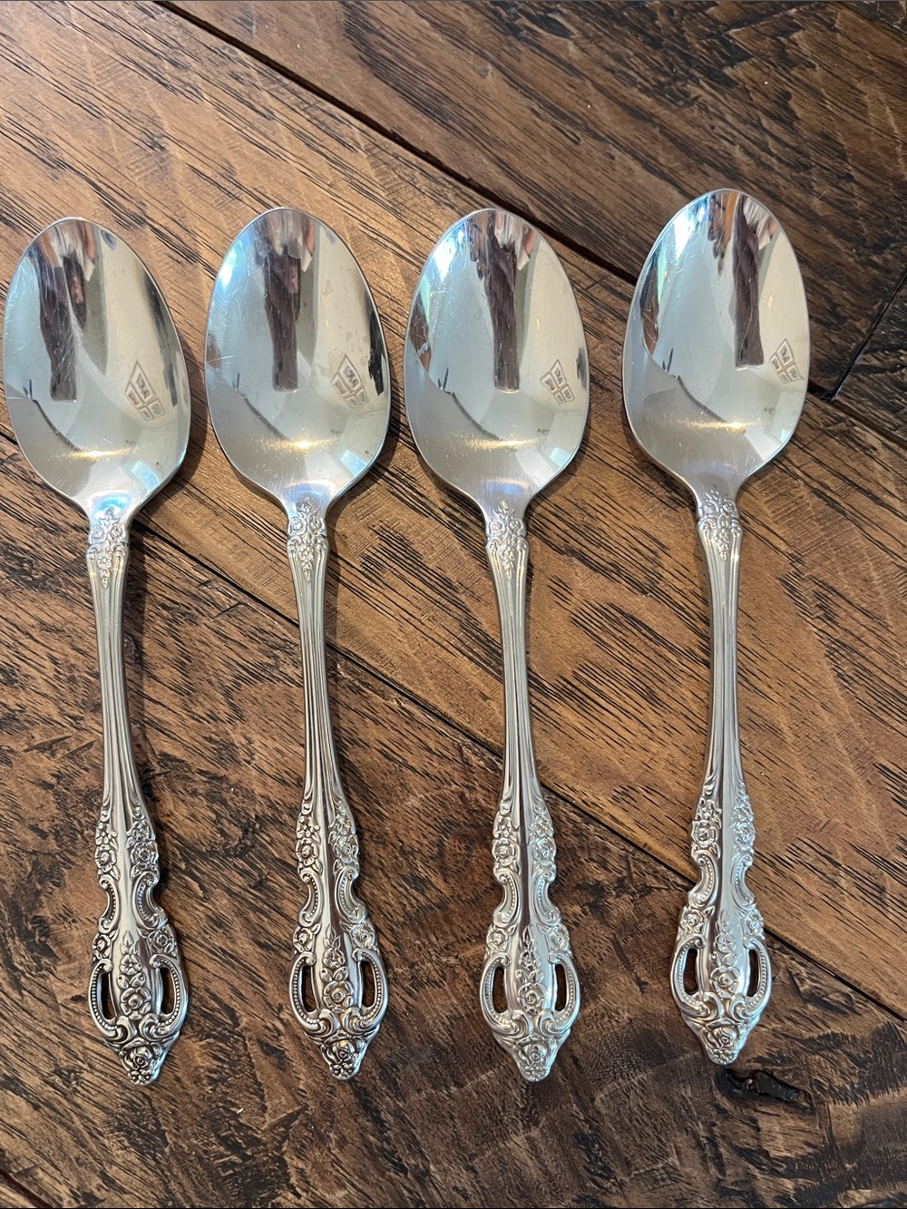 Renoir-Pembrooke Stainless
ONEIDA Soup Spoons (4)